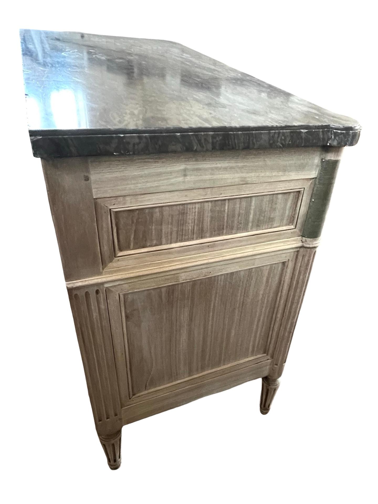 Secretaire / Commode in mogano sbiancato Luigi XVI del XIX secolo con marmo in vendita 5