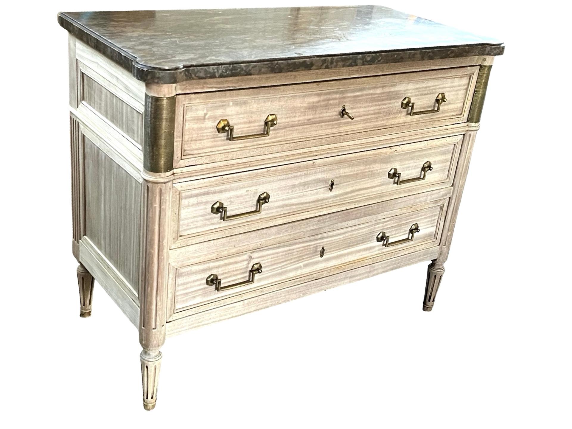 Secretaire / Commode in mogano sbiancato Luigi XVI del XIX secolo con marmo in vendita 9