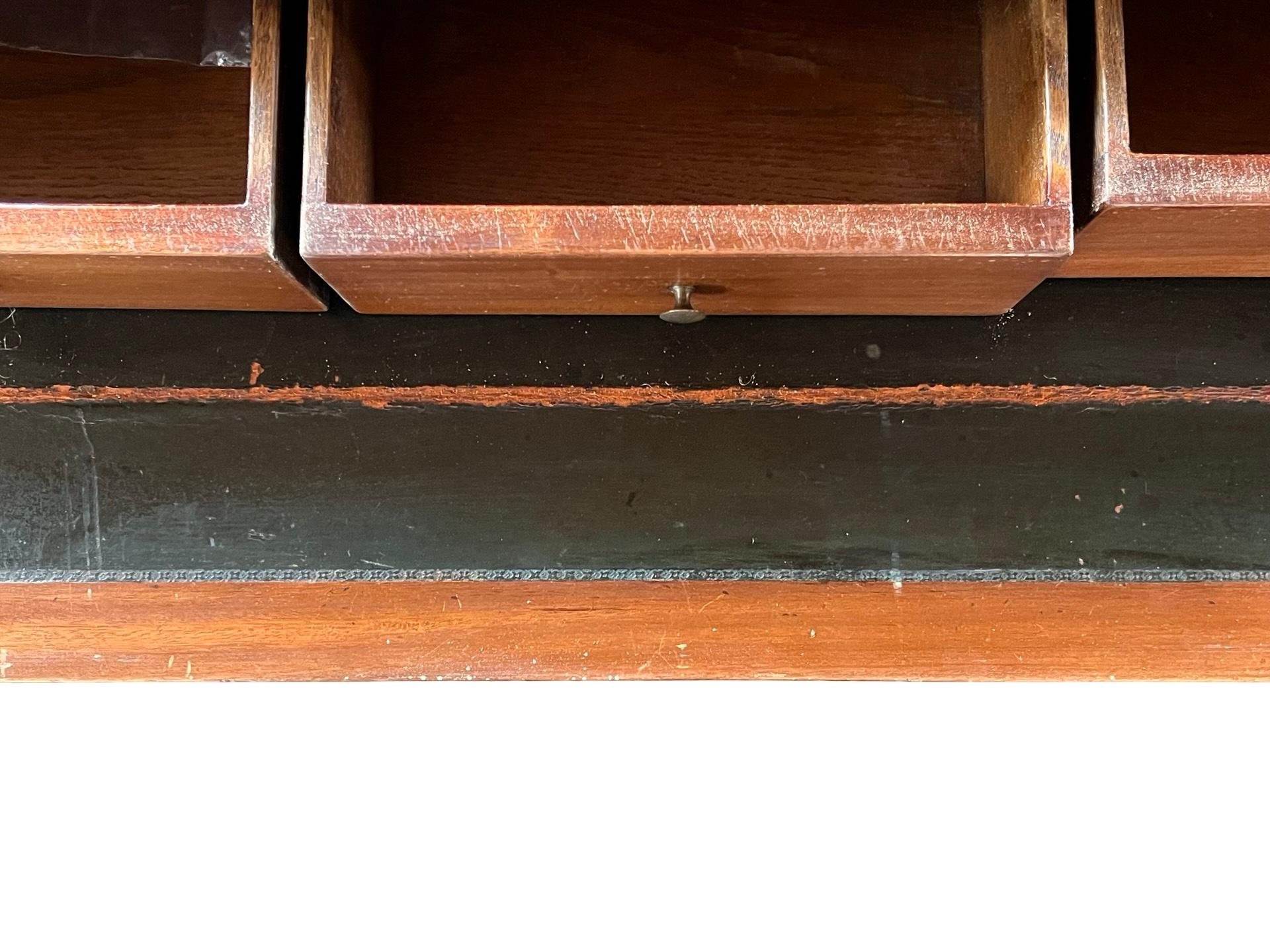 Secretaire / Commode in mogano sbiancato Luigi XVI del XIX secolo con marmo in vendita 11