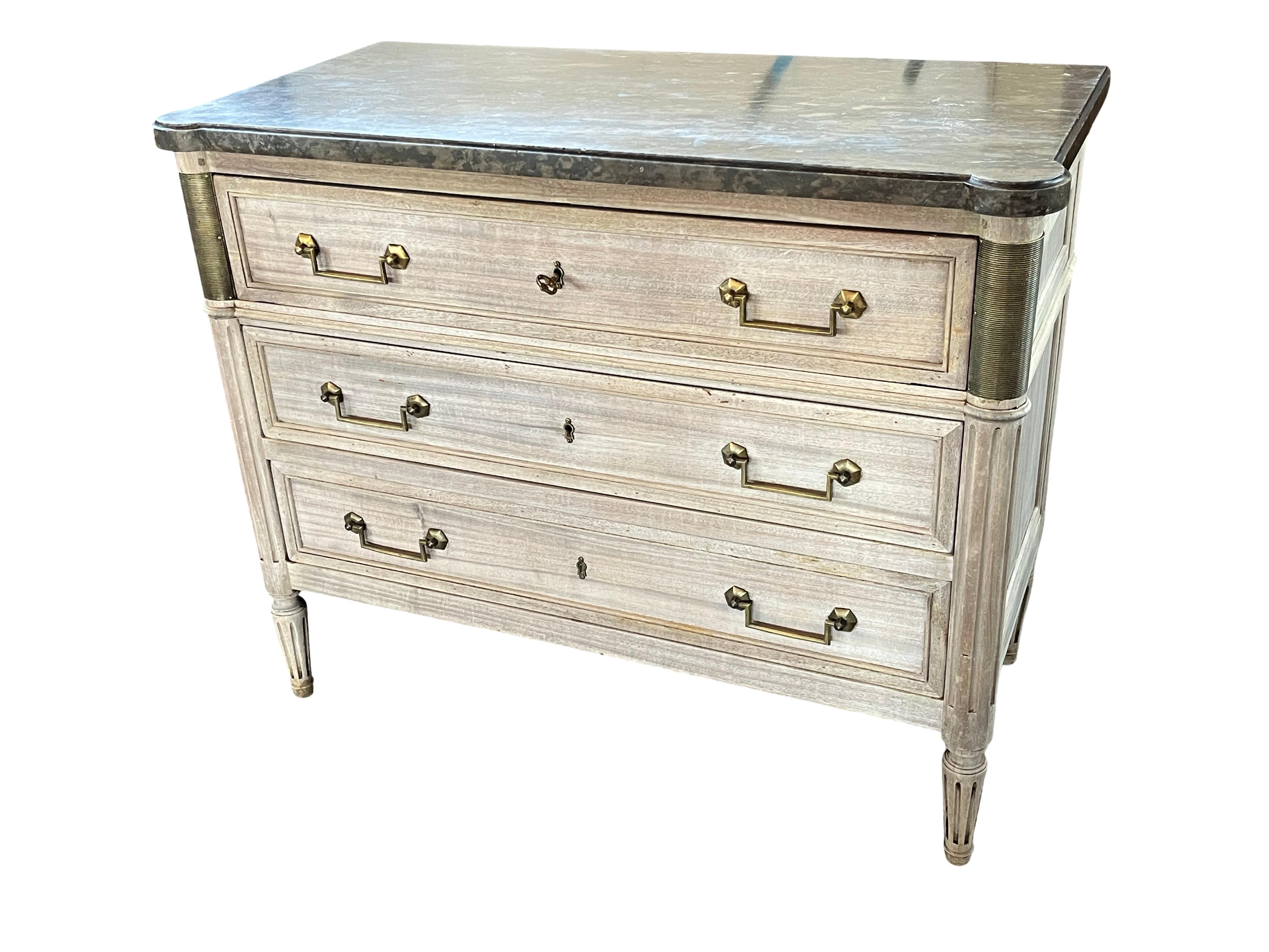 Commodo Luigi XVI con secretaire realizzato a mano in Francia con mogano e struttura a pioli. Il comodino presenta tre cassetti incassati, il primo dei quali scorre per rivelare una piccola superficie di scrittura e tre cassetti più piccoli. La