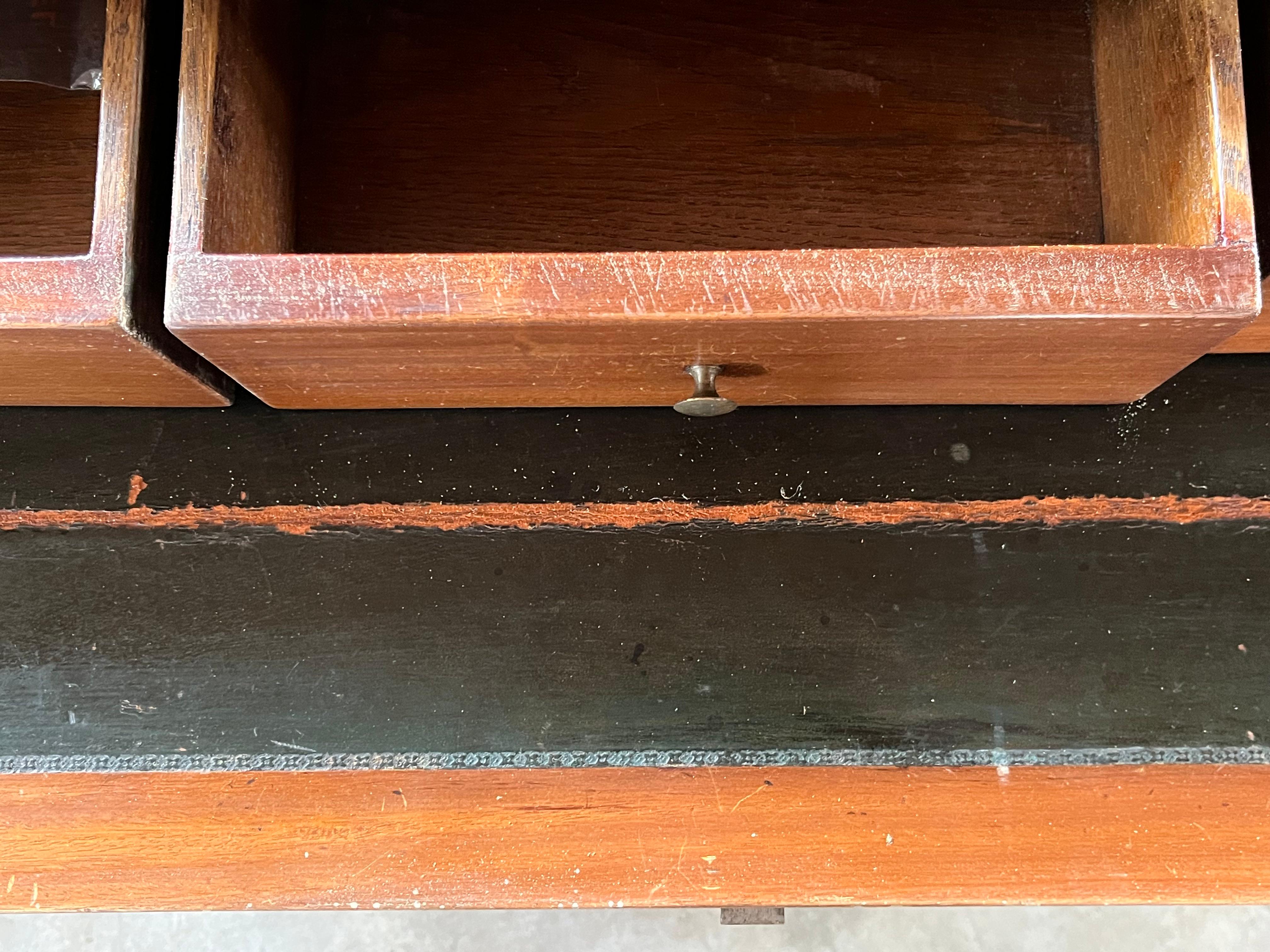 Francese Secretaire / Commode in mogano sbiancato Luigi XVI del XIX secolo con marmo in vendita