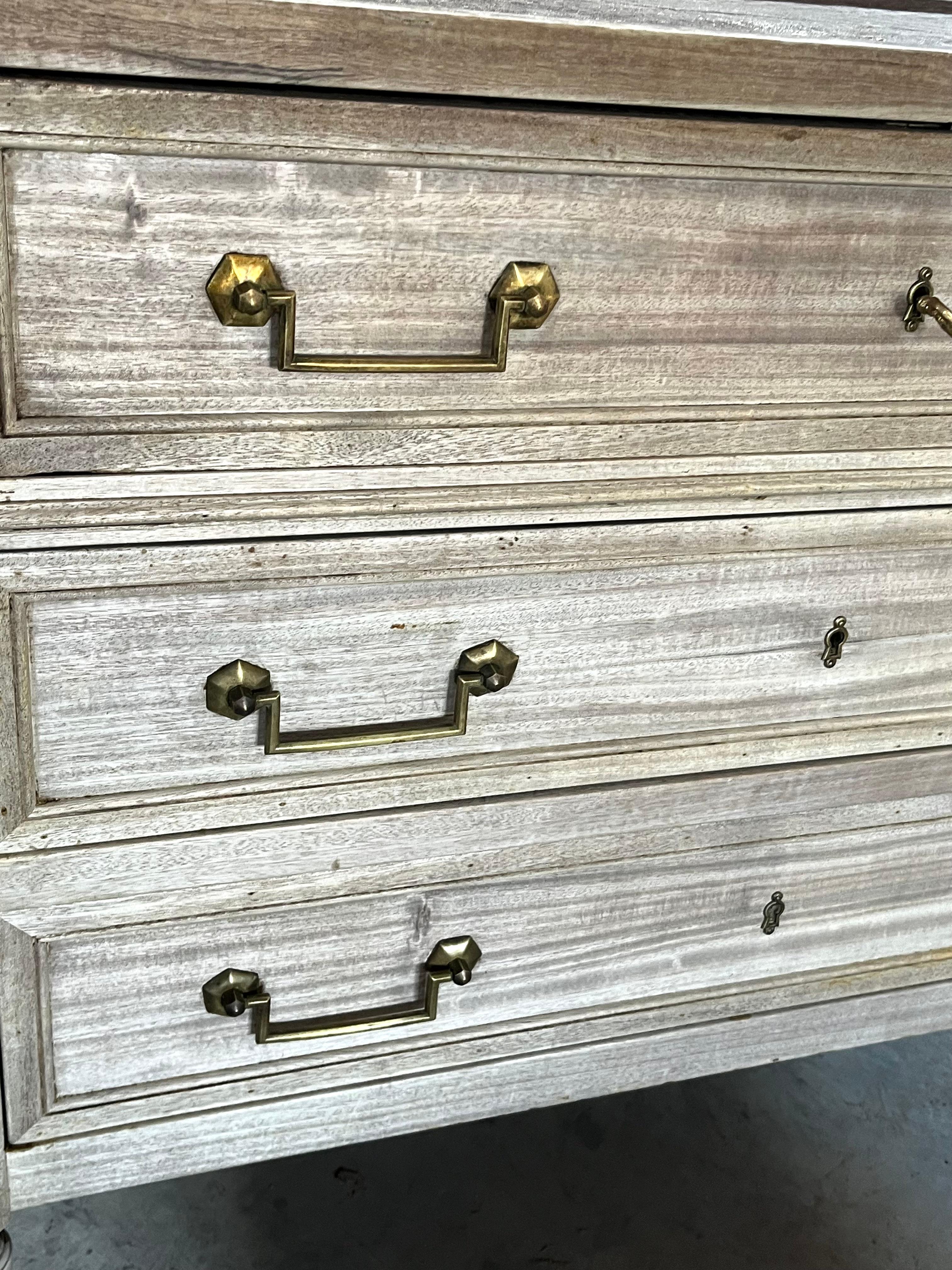 Intagliato a mano Secretaire / Commode in mogano sbiancato Luigi XVI del XIX secolo con marmo in vendita