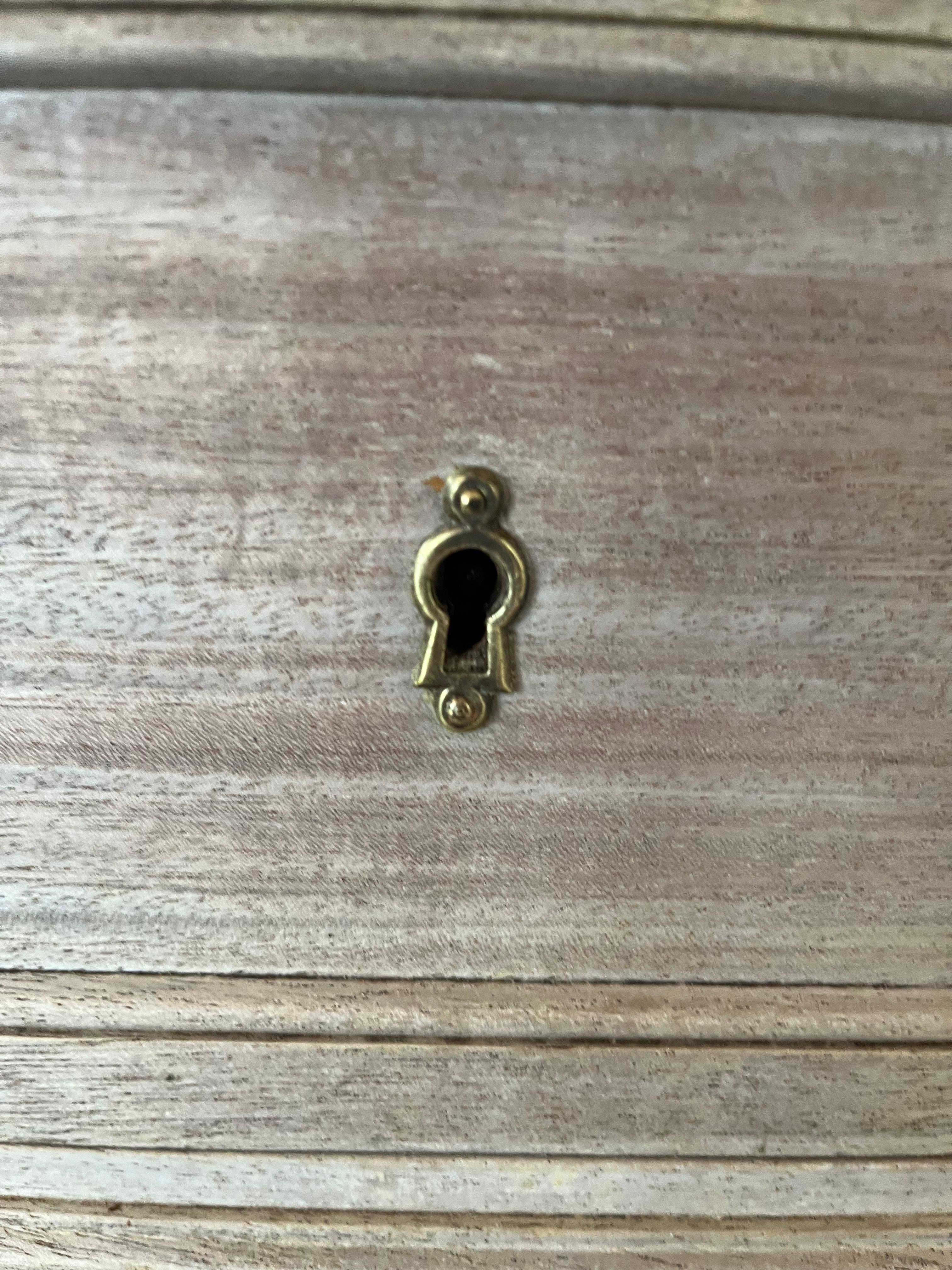 Secretaire / Commode in mogano sbiancato Luigi XVI del XIX secolo con marmo in vendita 2