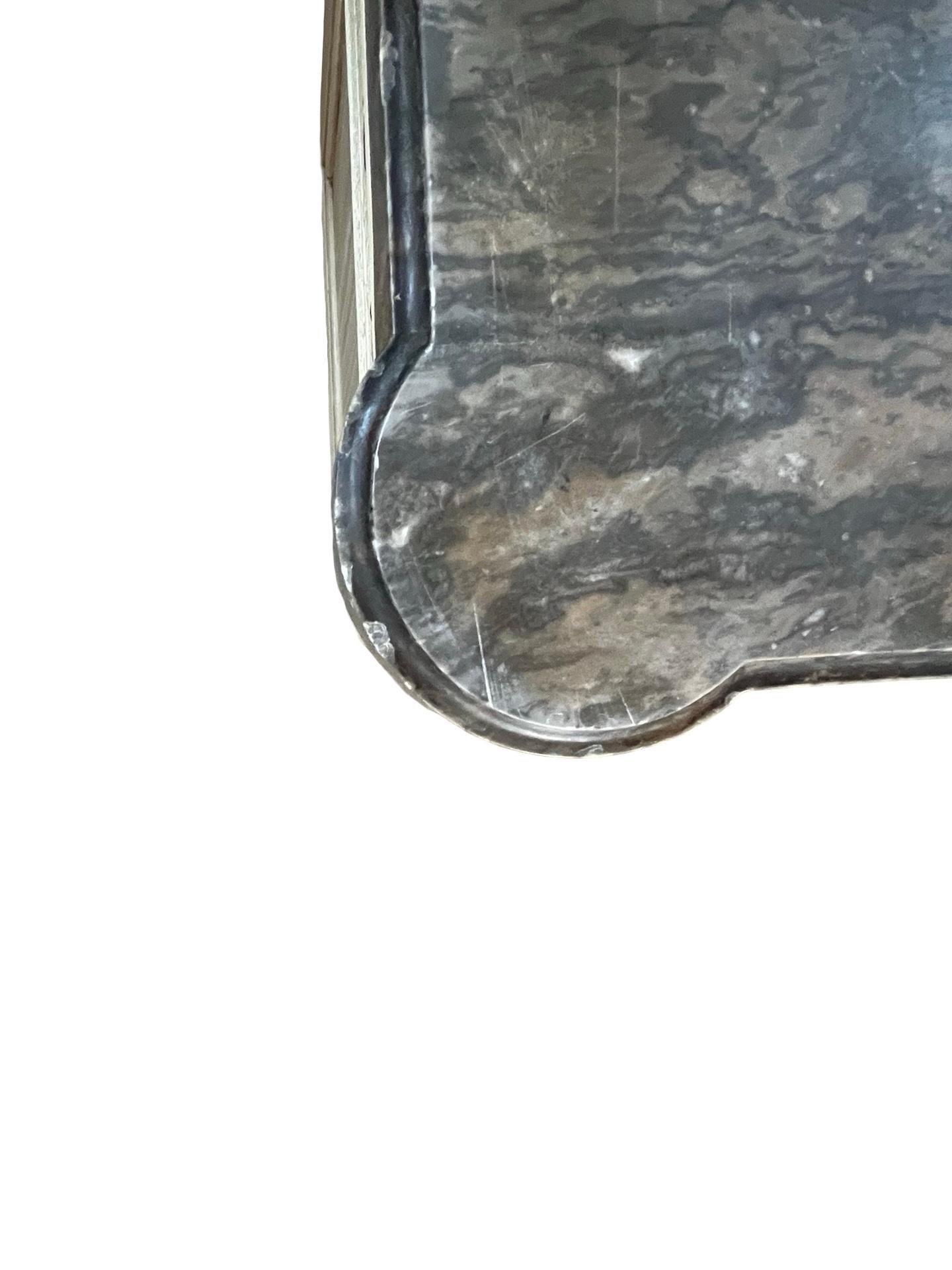 Secretaire / Commode in mogano sbiancato Luigi XVI del XIX secolo con marmo in vendita 3