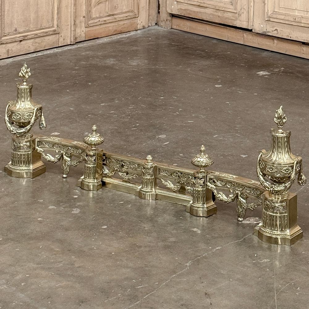 Il set di parafanghi regolabili per caminetti francesi Luigi XVI del XIX secolo è stato progettato per dare il tocco finale di stile al focolare del tuo caminetto!  Fusa in bronzo massiccio per durare nel tempo, vanta l'essenza dello stile classico