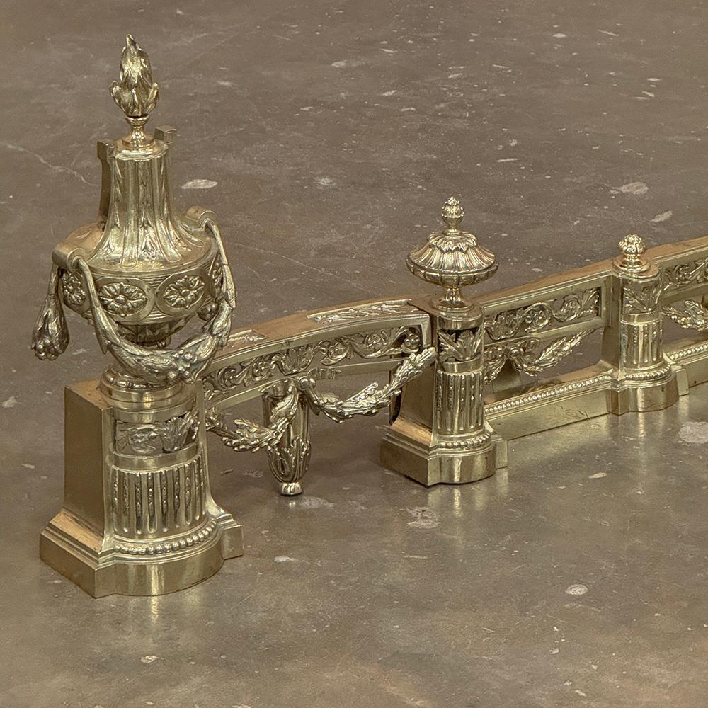 Fatto a mano Set di parafanghi per caminetto regolabili in bronzo Luigi XVI del XIX secolo in vendita