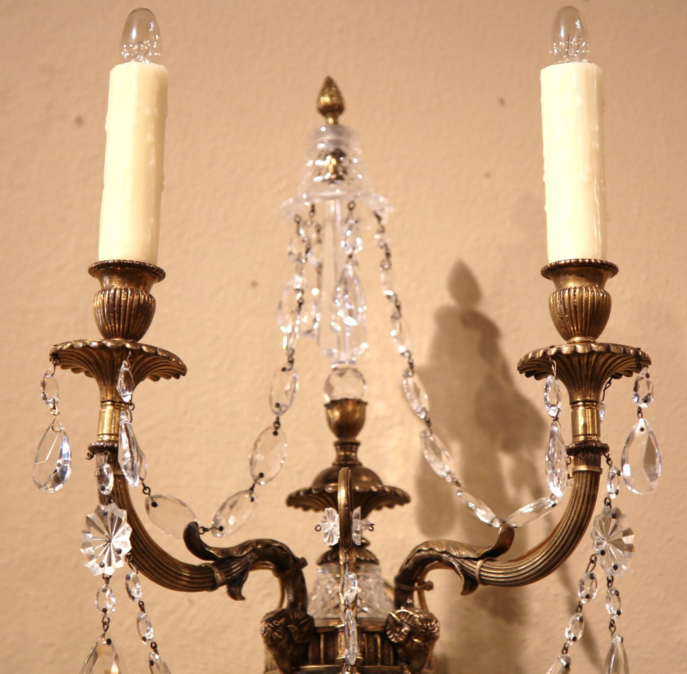 Applique à deux lumières Louis XVI du XIXe siècle en bronze et verre taillé en vente 1