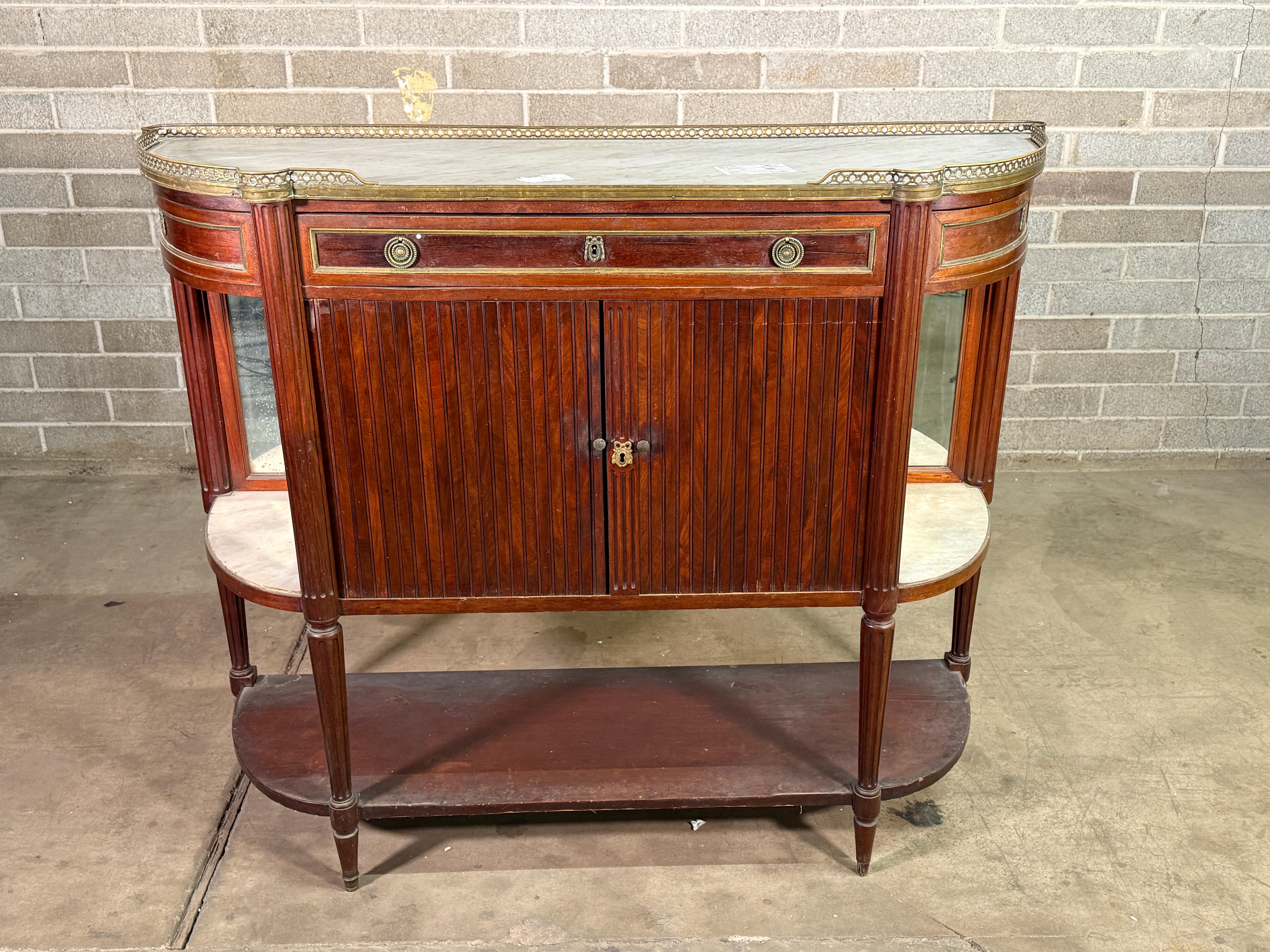 Buffet francese Luigi XVI del XIX secolo 
Struttura in mogano e noce con piano in marmo di Carrera
Un pezzo unico acquistato in Francia. 
Usura appropriata all'età. 
