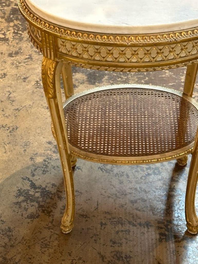 Français Table d'appoint française du 19ème siècle de style Louis XVI sculptée et dorée en vente