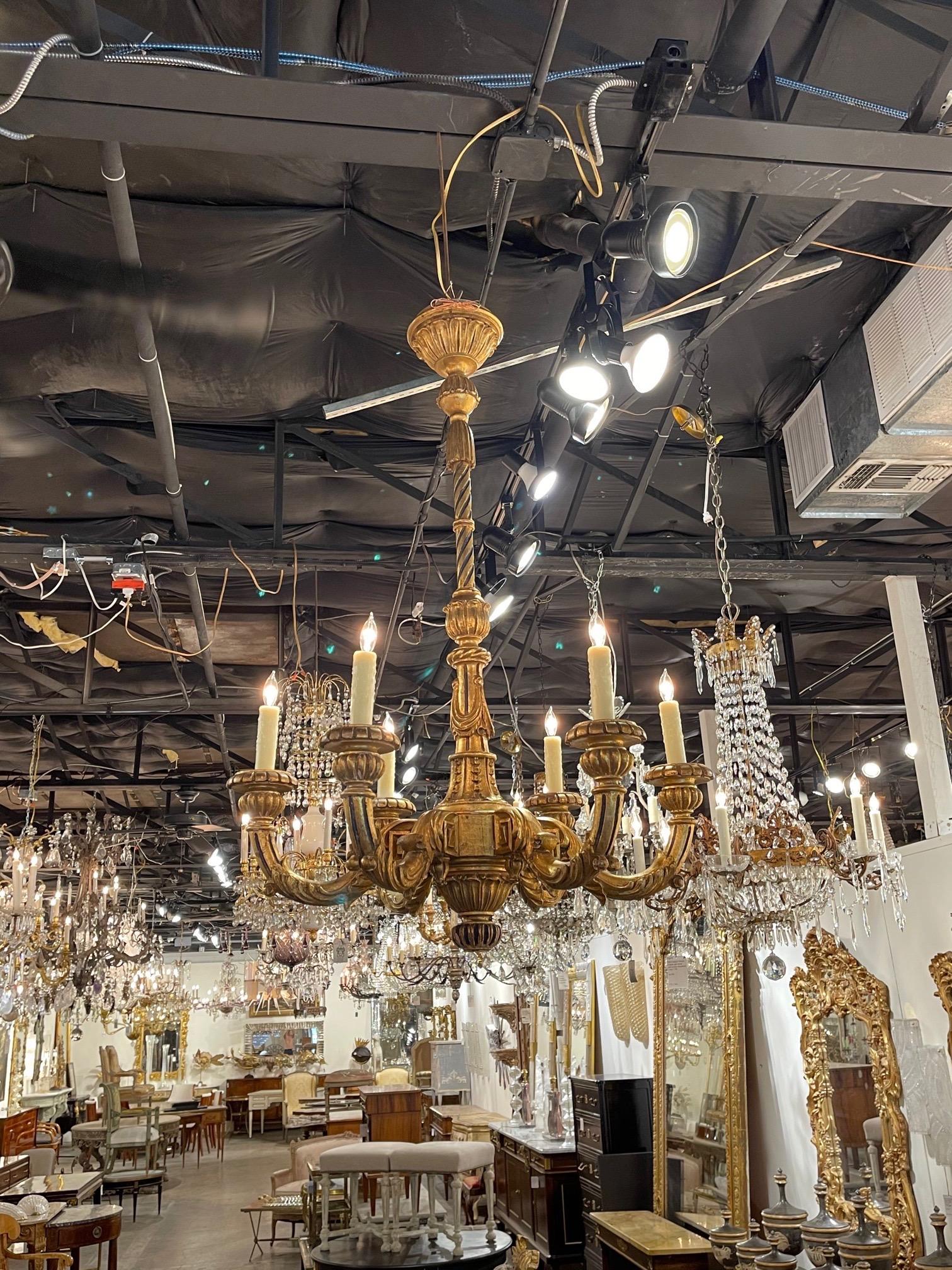 Splendido lampadario francese del XIX secolo in stile Luigi XVI intagliato e dorato a 6 luci. Incisioni eccezionali su questo pezzo elegante! Una dichiarazione di grande effetto!