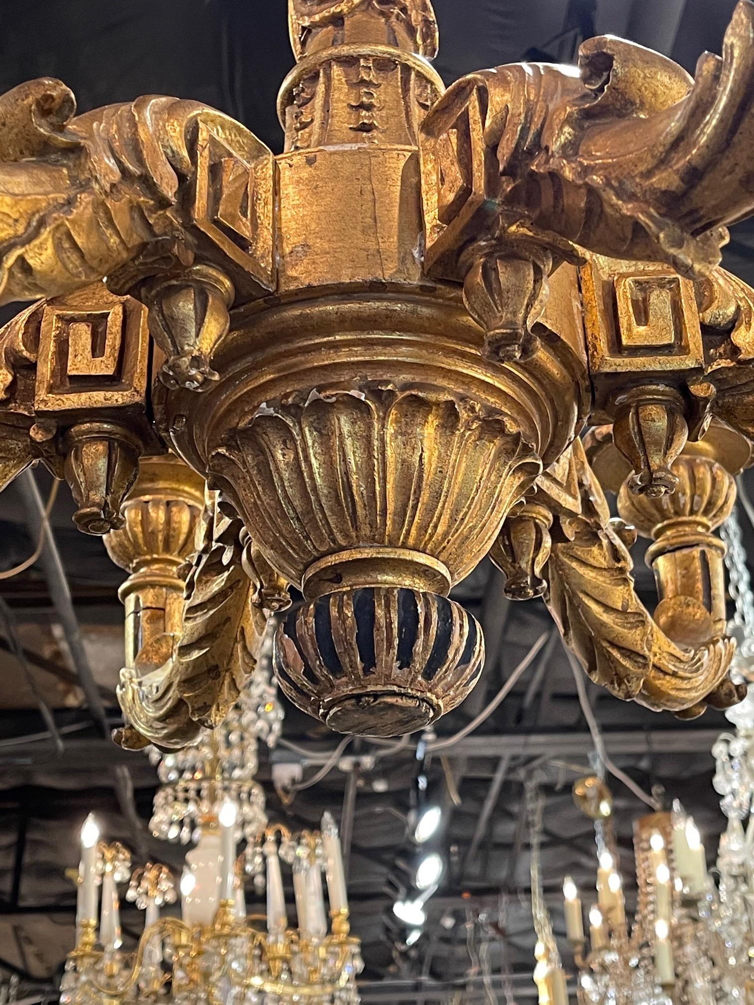 Legno dorato Lampadario a 6 luci Luigi XVI del XIX secolo in legno intagliato e dorato in vendita
