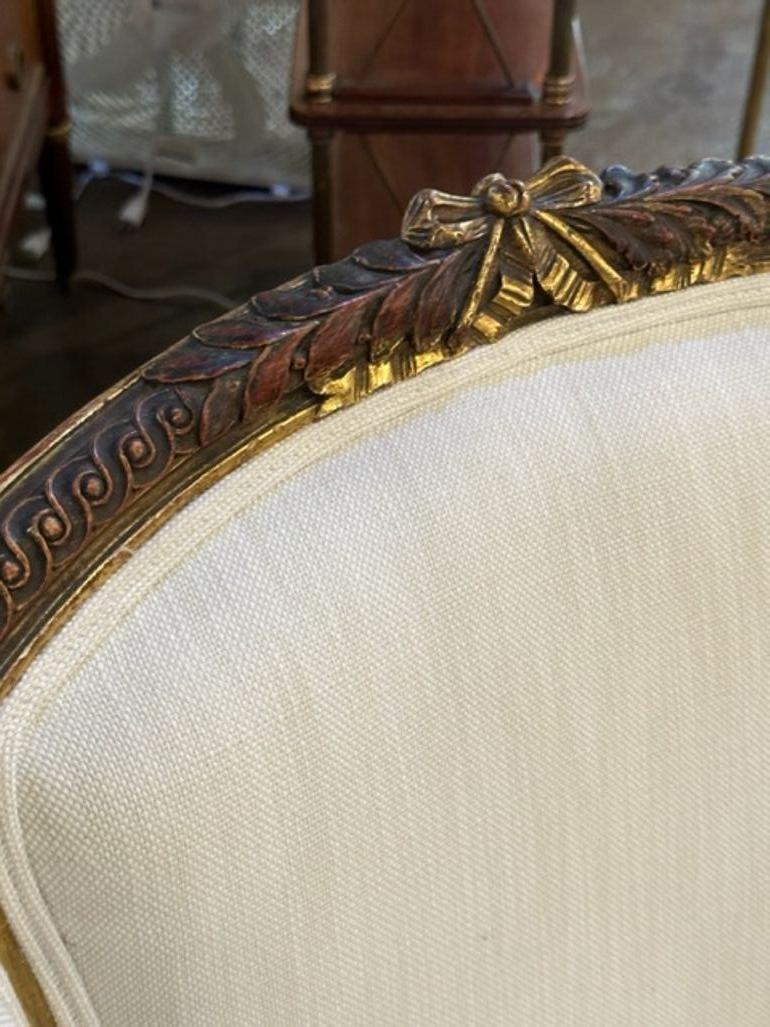 19. Jahrhundert Französisch Louis XVI geschnitzt und Giltwood Bergere im Zustand „Gut“ im Angebot in Dallas, TX