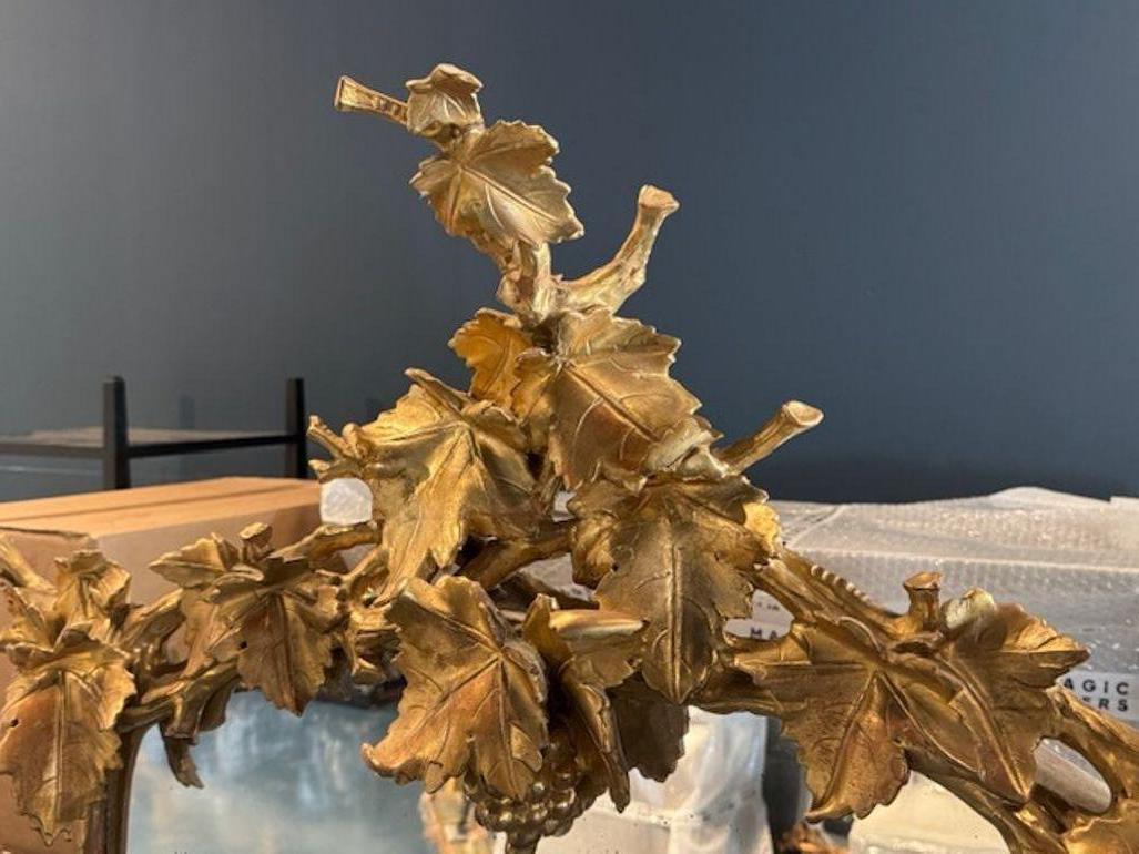 Eleva il tuo spazio con il fascino del XIX secolo con il nostro specchio a forma di albero Luigi XVI intagliato e dorato. Questo squisito pezzo, che ricorda l'opulenta estetica francese, presenta una cornice meticolosamente lavorata che vanta