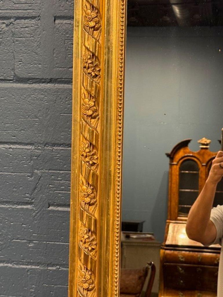 Élevez votre espace avec l'élégance du miroir Louis XVI français du 19ème siècle. Le cadre sculpté de manière complexe est riche d'histoire et reflète l'opulence de l'époque avec ses détails artisanaux et ses accents de bois doré. Parfait pour