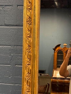 Specchio francese Luigi XVI del XIX secolo intagliato e in legno dorato