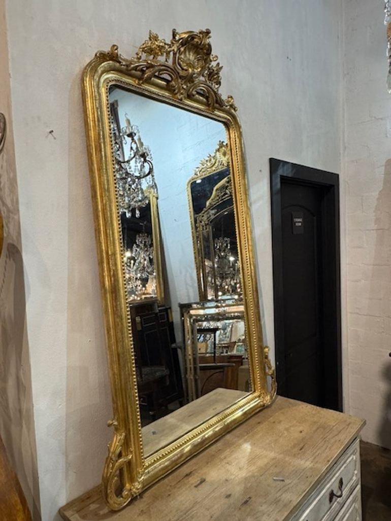 Questo specchio francese Luigi XVI del XIX secolo, intagliato e in legno dorato, emana uno stile elegante che lo rende un'aggiunta straordinaria all'arredamento di qualsiasi casa. Gli intricati intagli e le dorature mostrano la squisita maestria