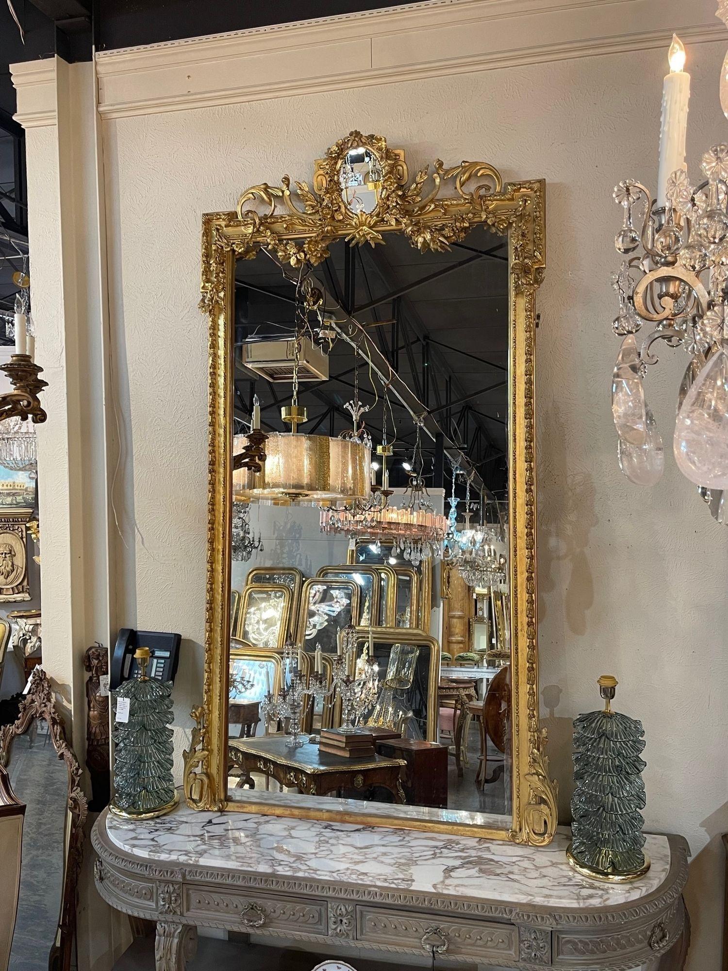 Français Miroir français du 19ème siècle de style Louis XVI en bois sculpté et doré en vente