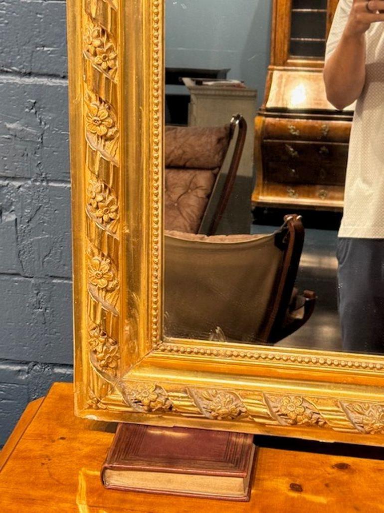 Français Miroir Louis XVI en bois sculpté et doré du 19ème siècle en vente