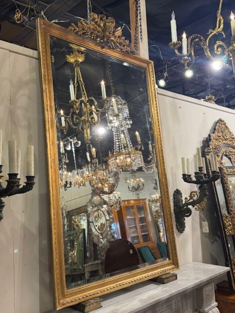 Espejo francés Luis XVI del siglo XIX tallado y en madera dorada Francés en venta