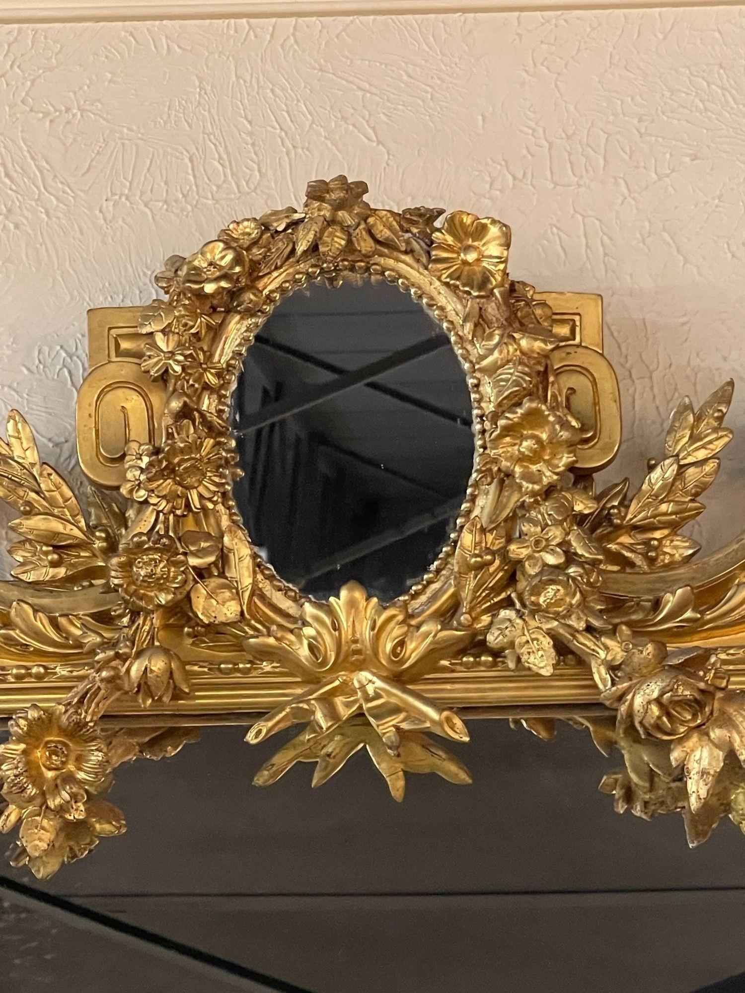 Miroir français du 19ème siècle de style Louis XVI en bois sculpté et doré Bon état - En vente à Dallas, TX