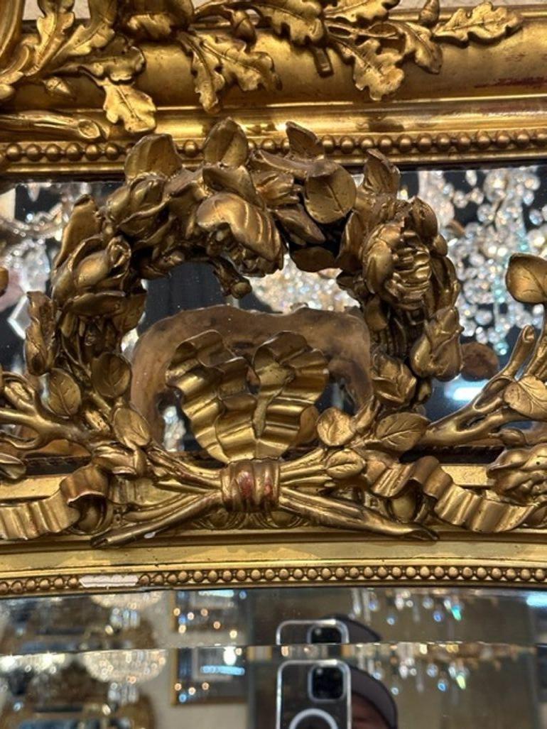 19. Jahrhundert Französisch Louis XVI geschnitzt und Giltwood-Spiegel im Zustand „Gut“ im Angebot in Dallas, TX