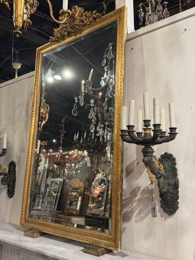 Espejo francés Luis XVI del siglo XIX tallado y en madera dorada Appliqué en venta