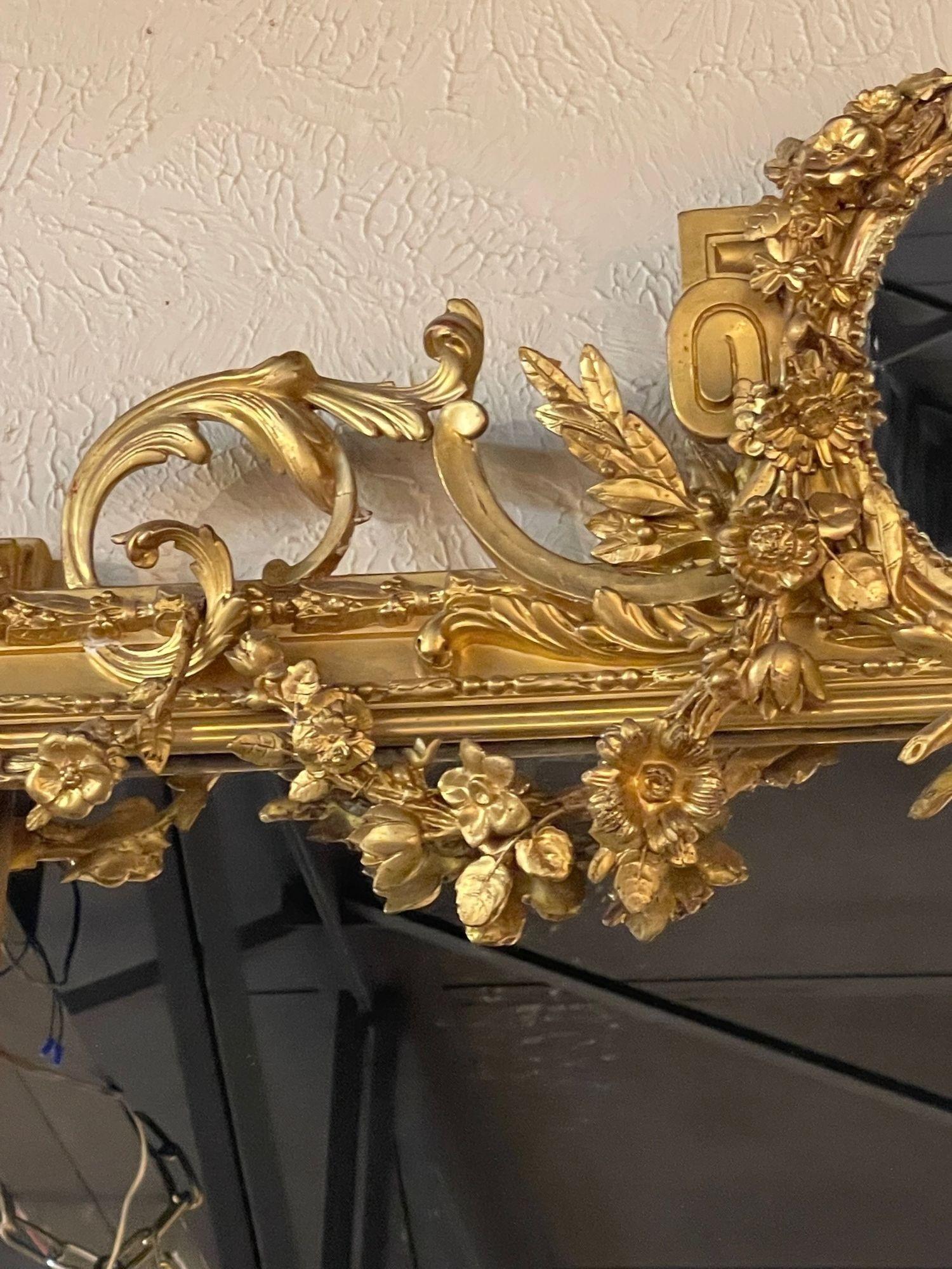 XIXe siècle Miroir français du 19ème siècle de style Louis XVI en bois sculpté et doré en vente