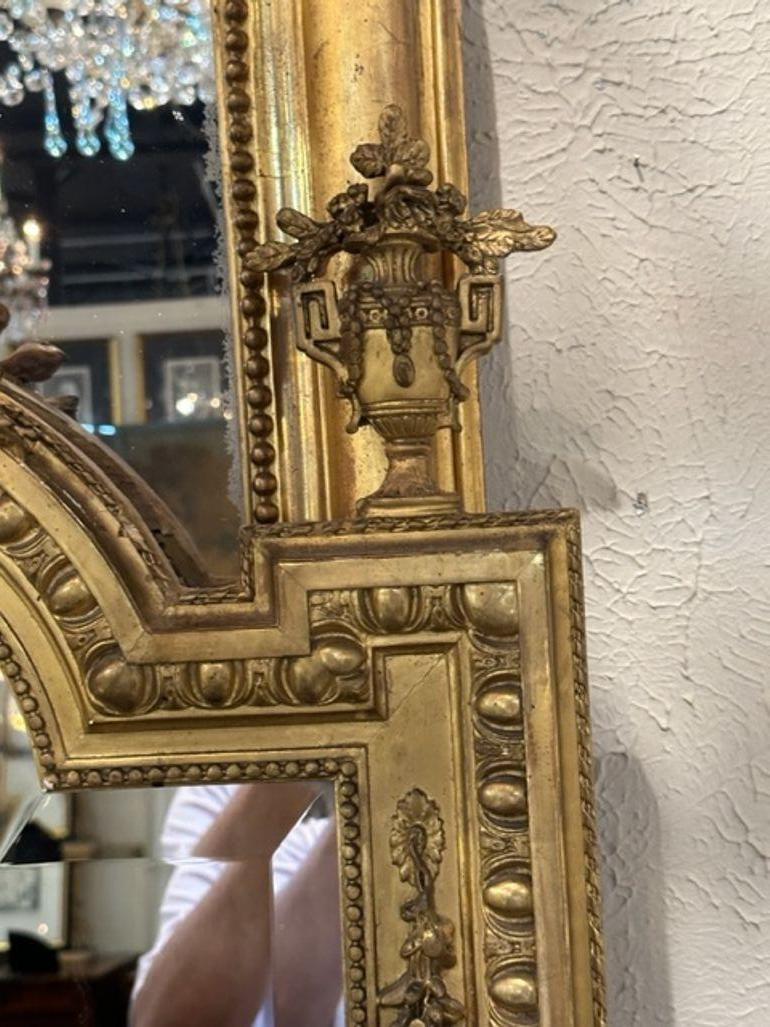 XIXe siècle Miroir Louis XVI en bois sculpté et doré du 19ème siècle en vente