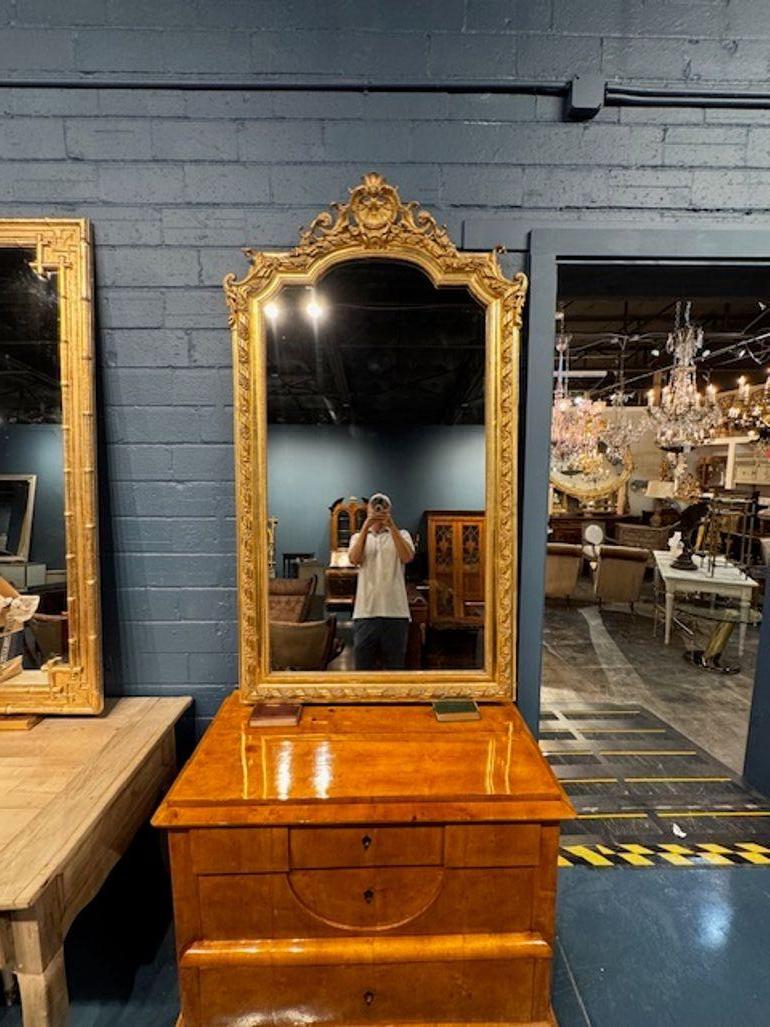 Miroir Louis XVI en bois sculpté et doré du 19ème siècle Bon état - En vente à Dallas, TX