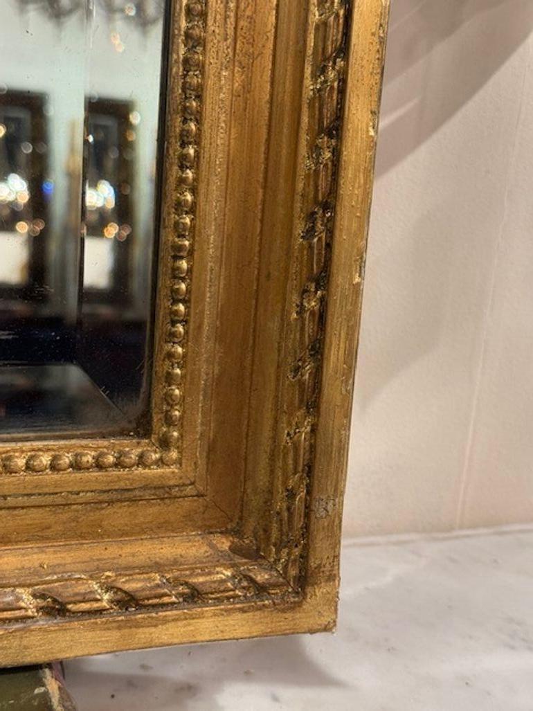 Espejo francés Luis XVI del siglo XIX tallado y en madera dorada en Bueno estado para la venta en Dallas, TX