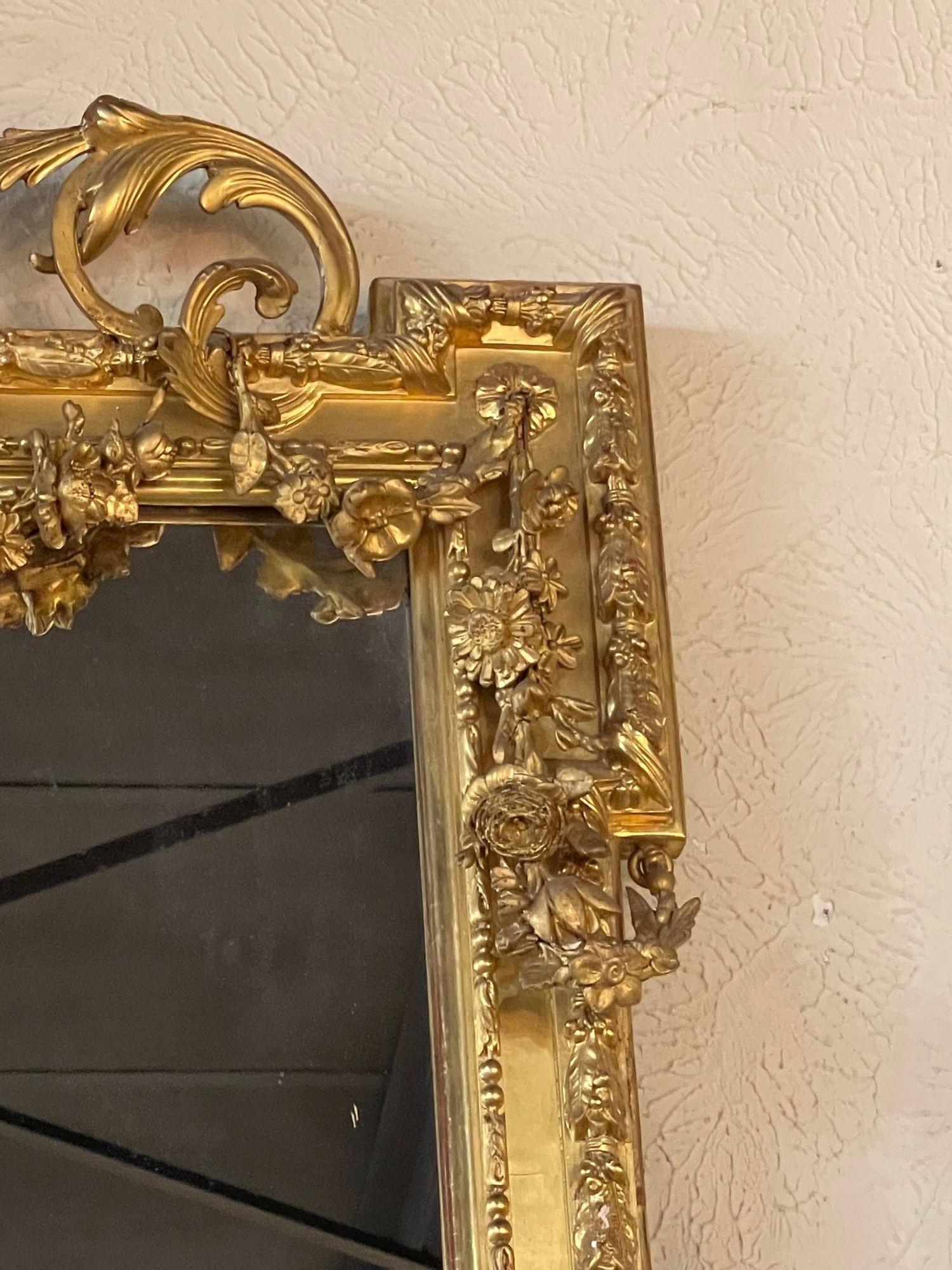 Miroir français du 19ème siècle de style Louis XVI en bois sculpté et doré en vente 1