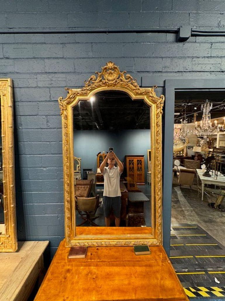 XIXe siècle Miroir Louis XVI en bois sculpté et doré du 19ème siècle en vente