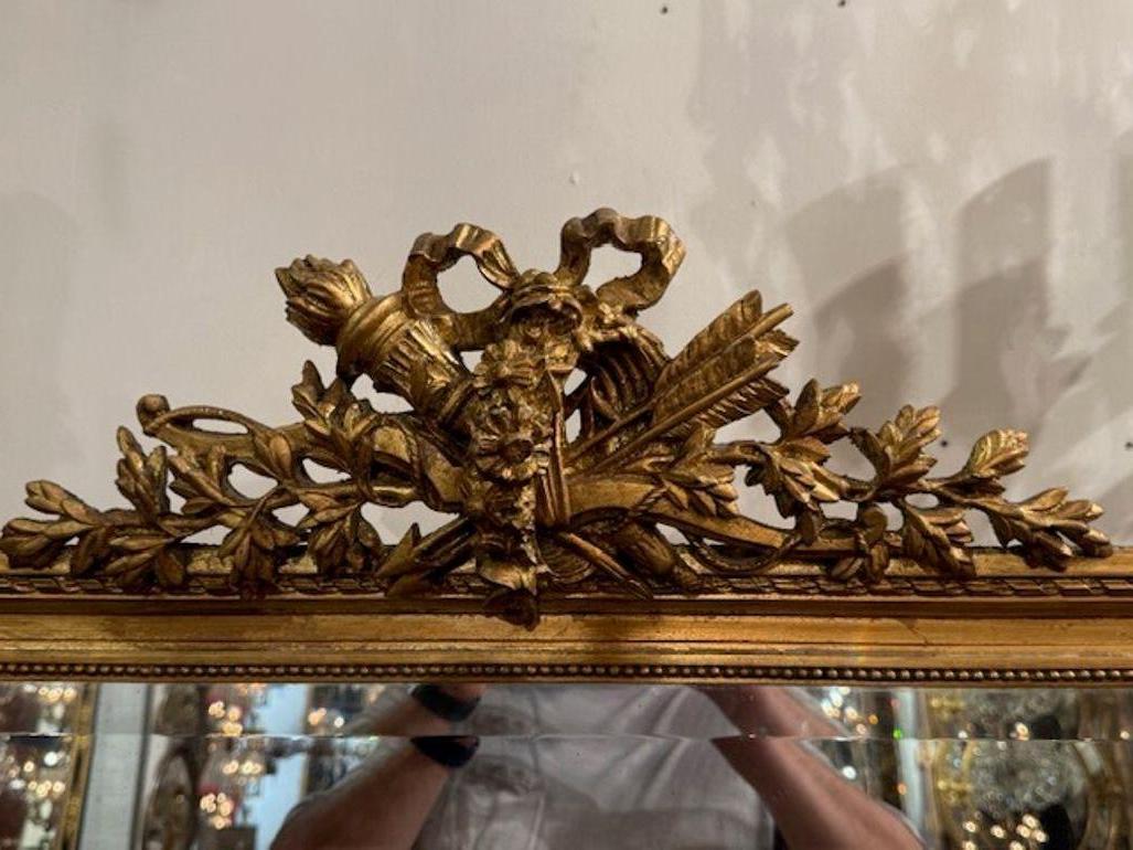 Espejo francés Luis XVI del siglo XIX tallado y en madera dorada Madera dorada en venta