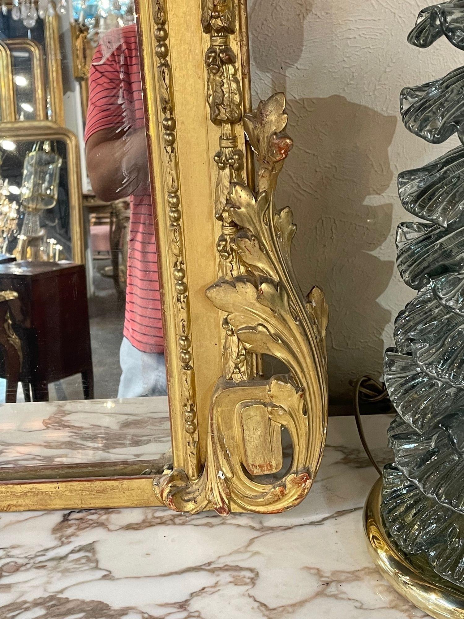 Miroir français du 19ème siècle de style Louis XVI en bois sculpté et doré en vente 2