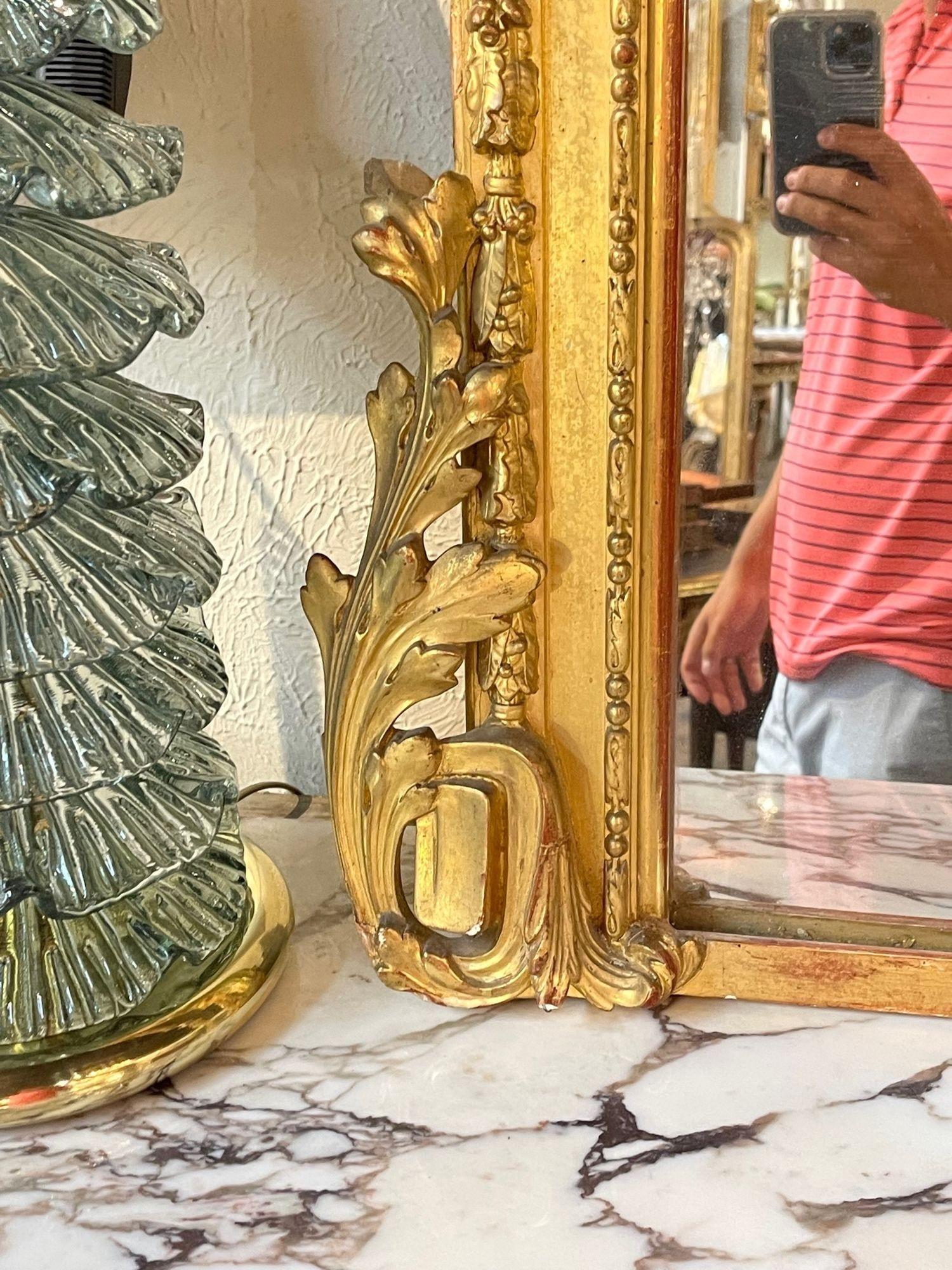 Miroir français du 19ème siècle de style Louis XVI en bois sculpté et doré en vente 3