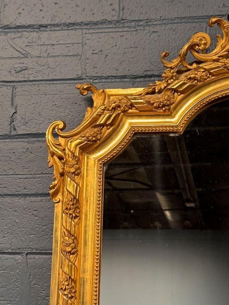 Miroir Louis XVI en bois sculpté et doré du 19ème siècle en vente 1
