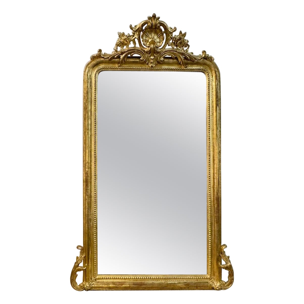Specchio francese Luigi XVI del XIX secolo intagliato e in legno dorato
