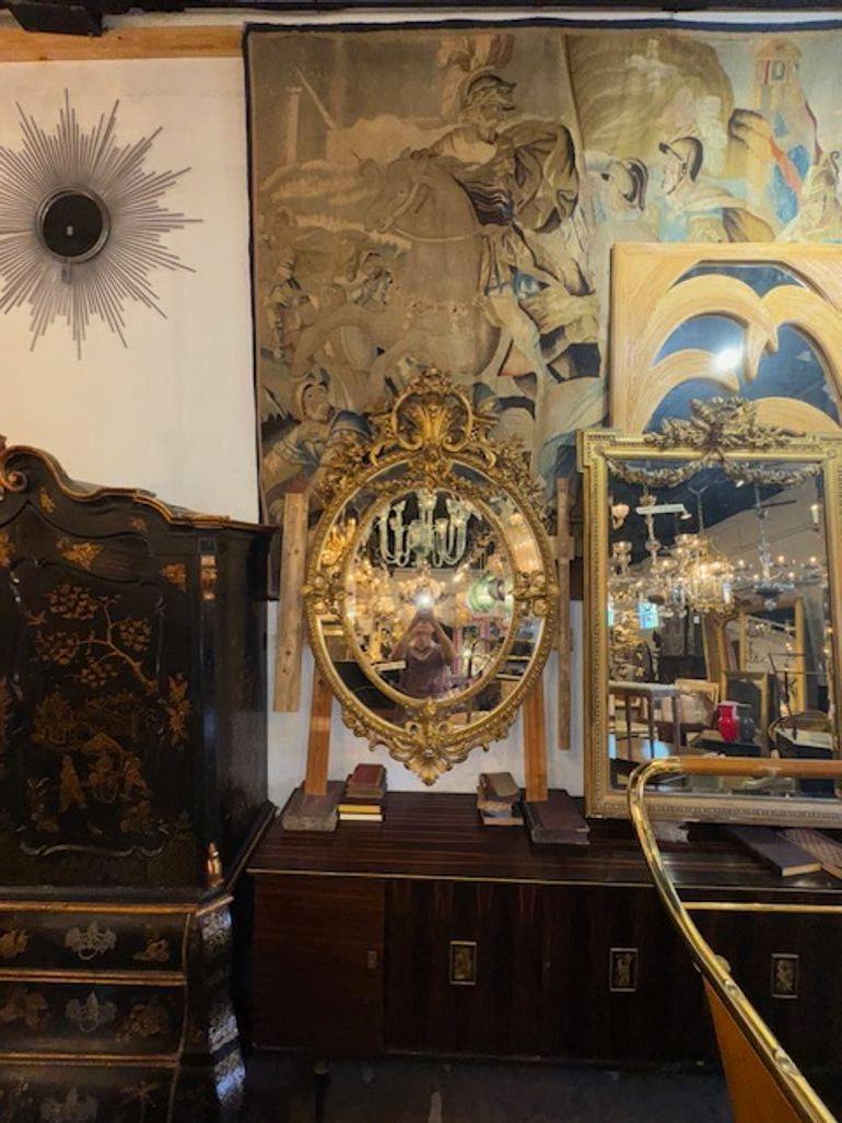 Francese Specchio ovale francese Luigi XVI del XIX secolo intagliato e in legno dorato in vendita