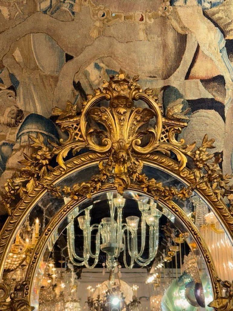 Specchio ovale francese Luigi XVI del XIX secolo intagliato e in legno dorato In condizioni buone in vendita a Dallas, TX