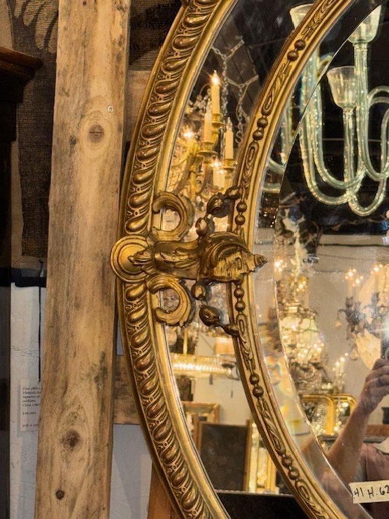 Legno dorato Specchio ovale francese Luigi XVI del XIX secolo intagliato e in legno dorato in vendita