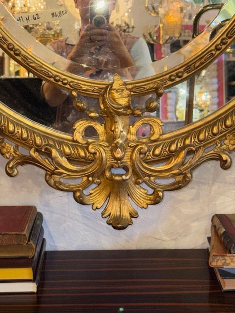 Specchio ovale francese Luigi XVI del XIX secolo intagliato e in legno dorato in vendita 1