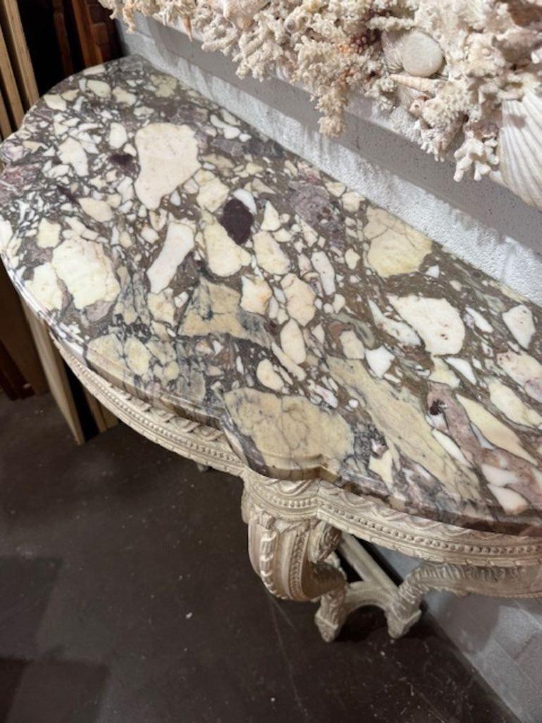Consola francesa Luis XVI del siglo XIX tallada y pintada con tapa de mármol en Bueno estado para la venta en Dallas, TX