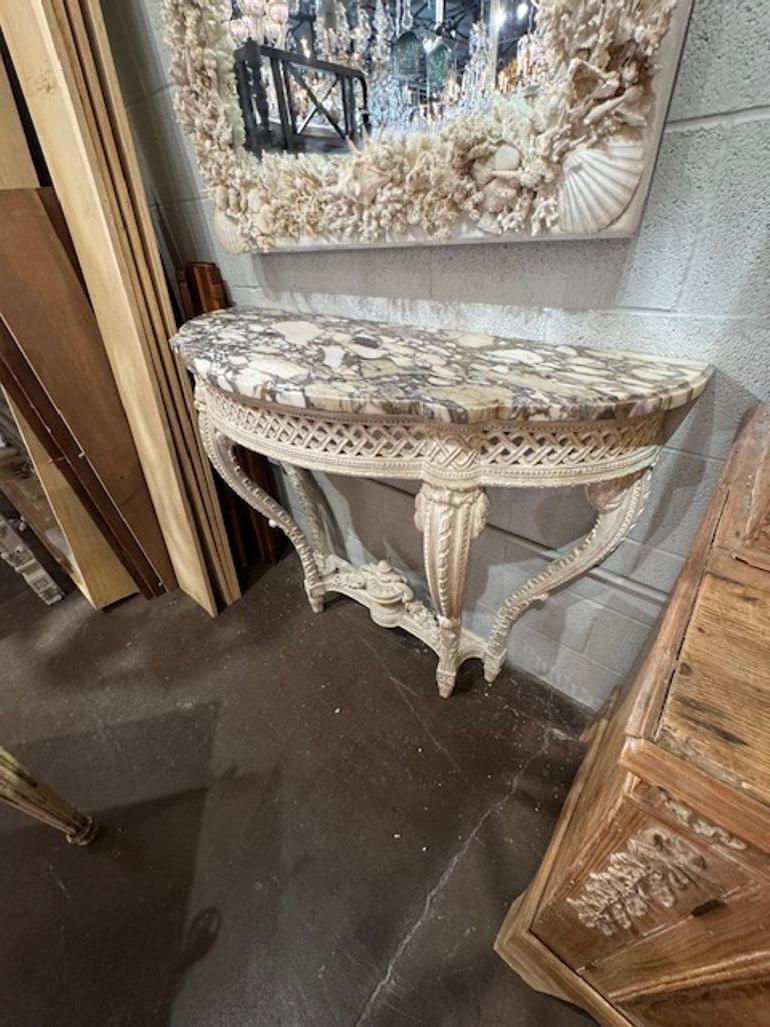 Consola francesa Luis XVI del siglo XIX tallada y pintada con tapa de mármol Mármol de brecha en venta