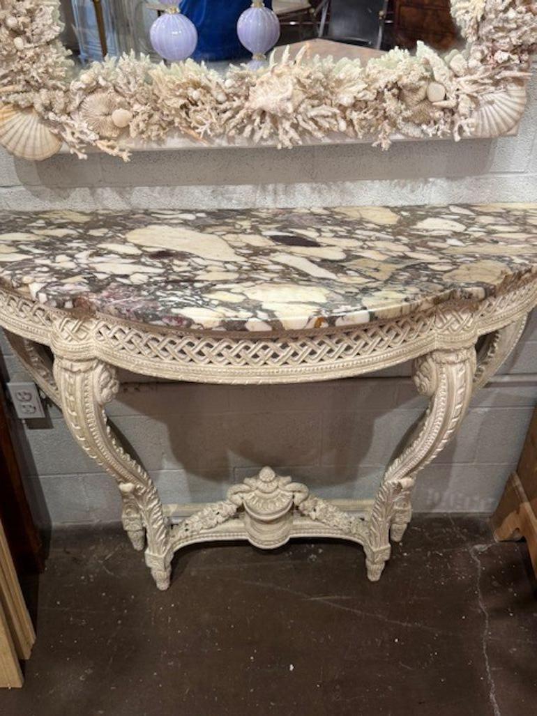 Consola francesa Luis XVI del siglo XIX tallada y pintada con tapa de mármol en venta 2