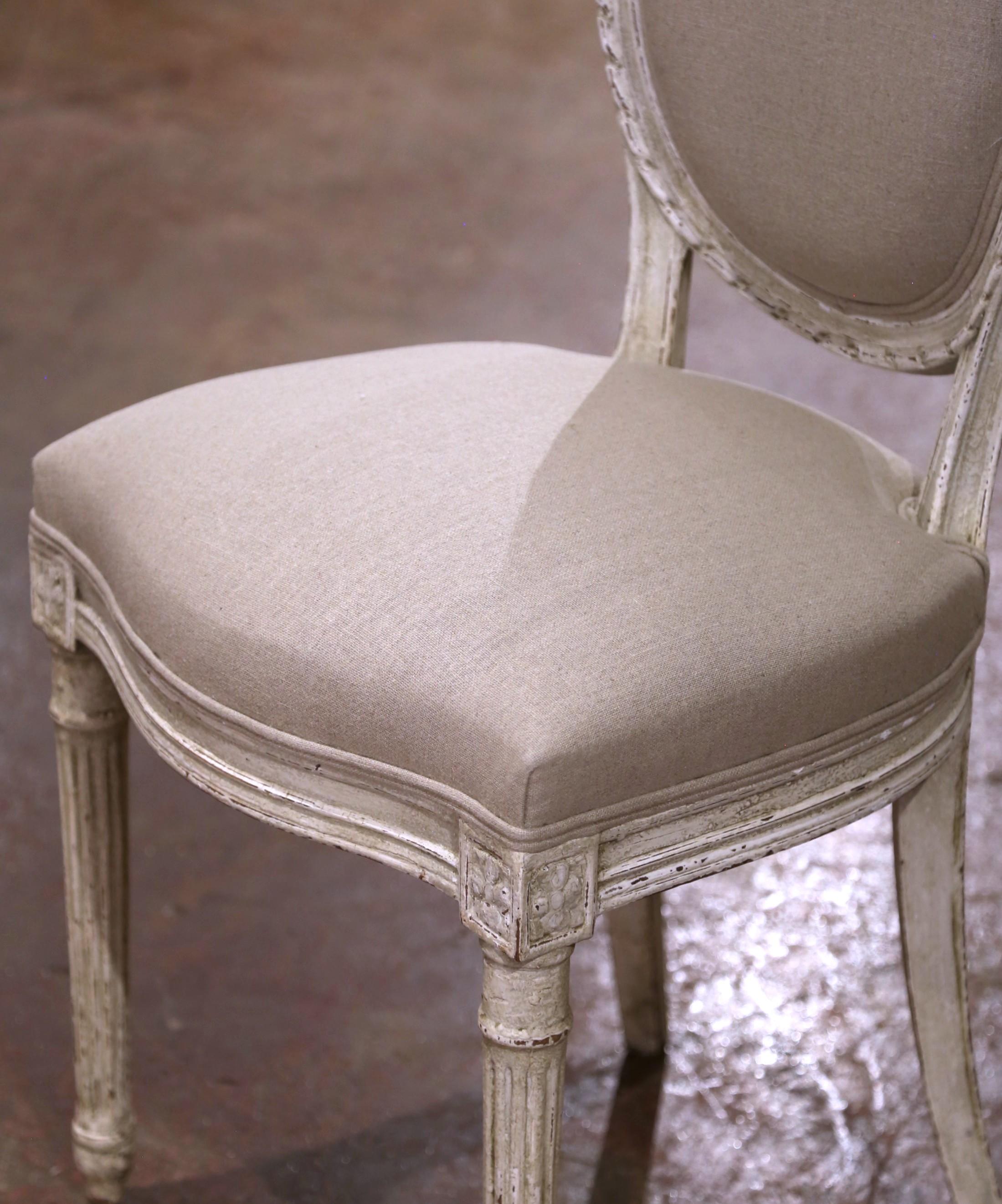 Sculpté à la main 19th Century French Louis XVI Carved and Painted Dining Chairs, Suite of Eight en vente