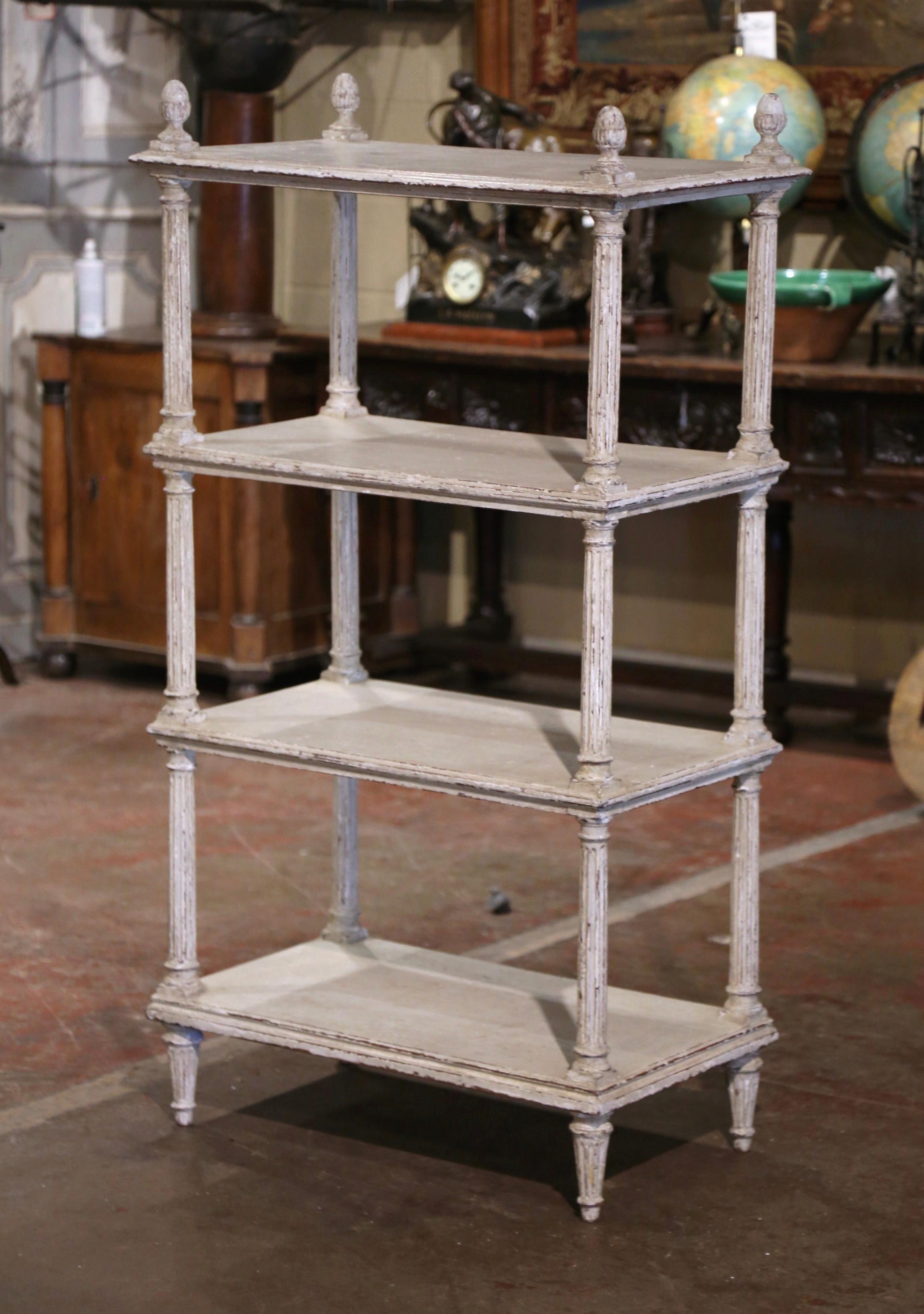 Questo elegante scaffale antico è stato creato in Francia intorno al 1870. Costruita in legno di Oak, la mensola da esposizione indipendente poggia su gambe affusolate su colonne scanalate decorate in alto con terminali a forma di cono. Il pezzo è
