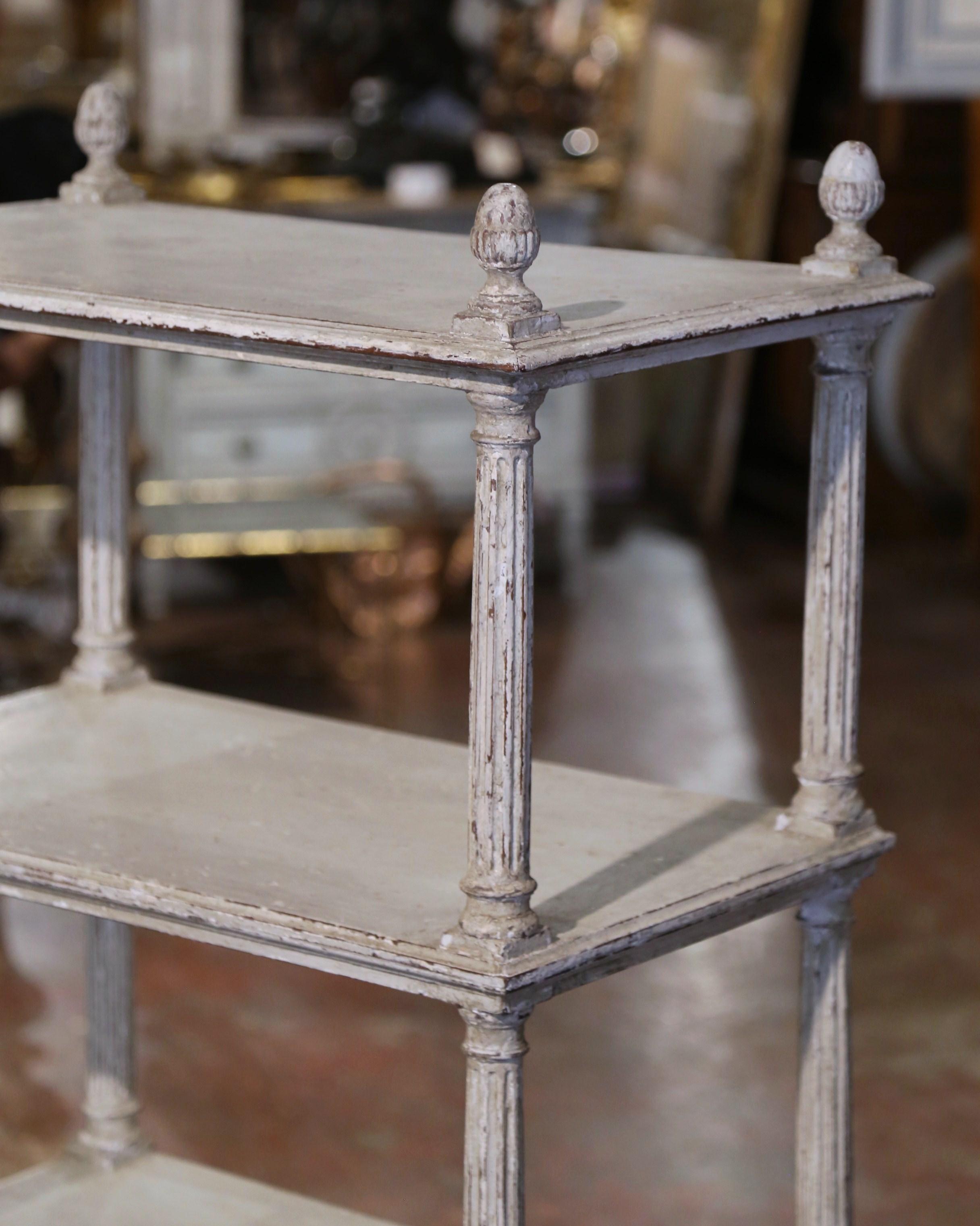 Scaffale indipendente francese Luigi XVI del XIX secolo intagliato e dipinto in vendita 1
