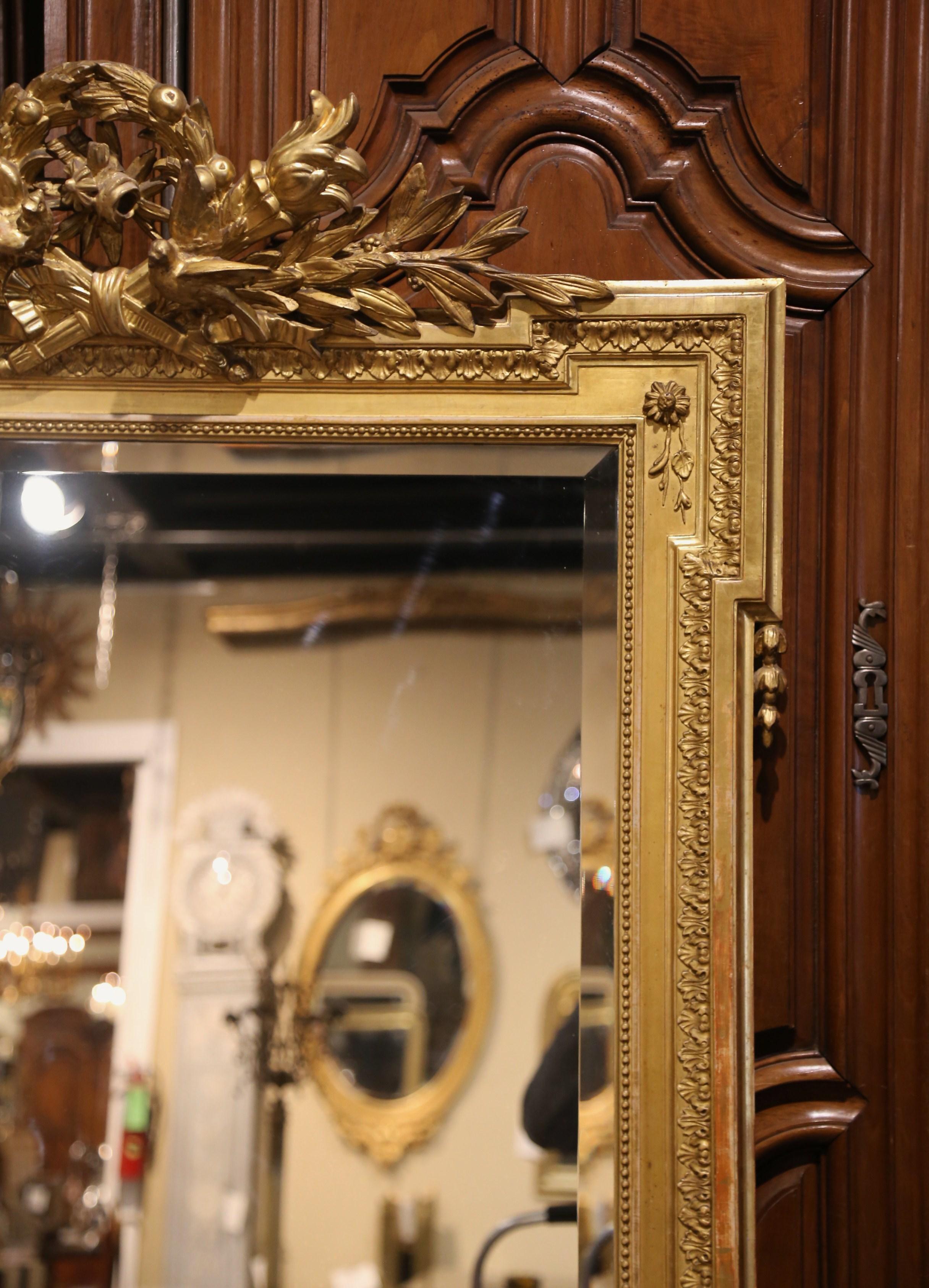 Smussato Specchio da parete o da camino francese Luigi XVI del XIX secolo, intagliato in legno dorato e smussato in vendita