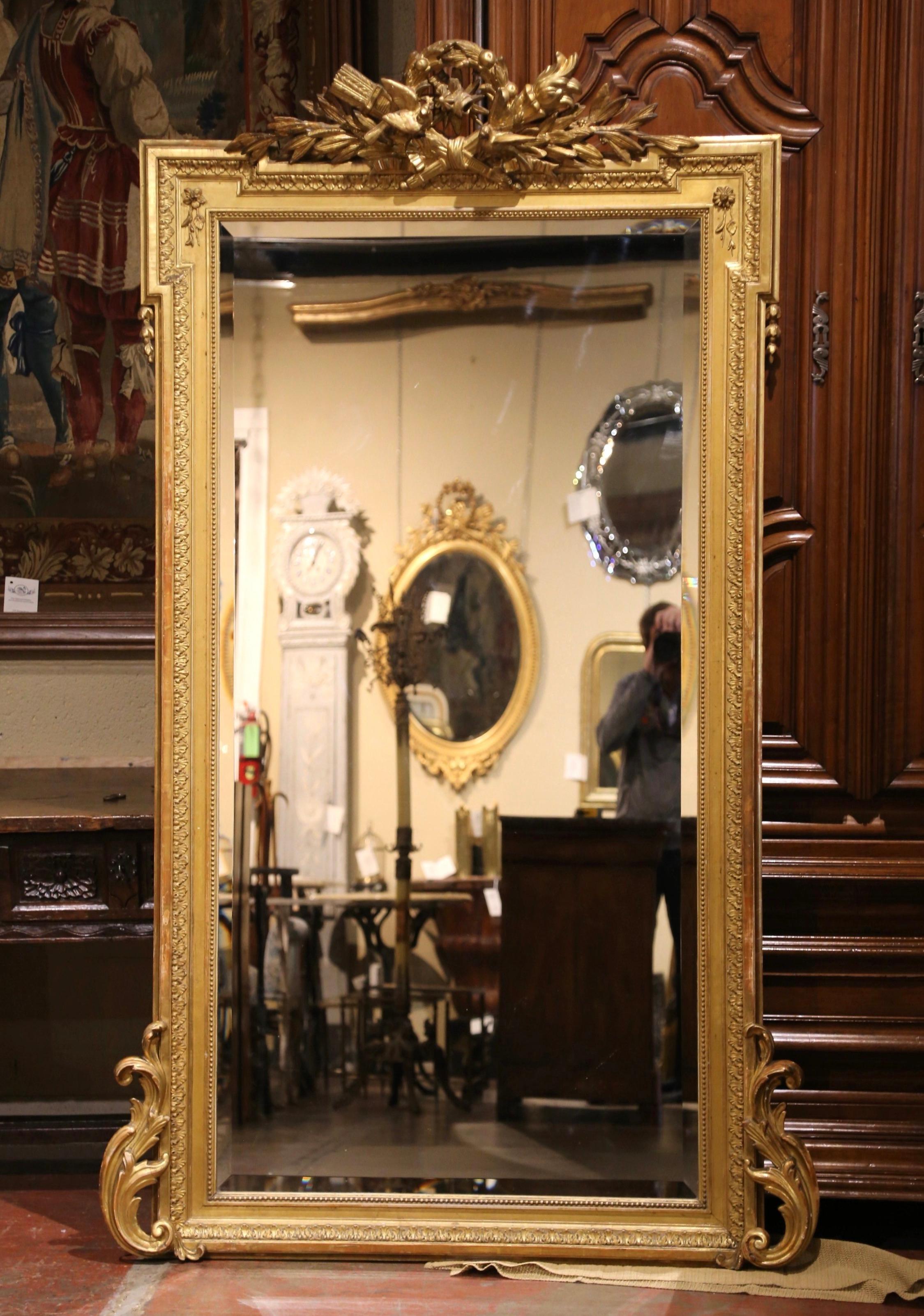 Specchio da parete o da camino francese Luigi XVI del XIX secolo, intagliato in legno dorato e smussato In condizioni ottime in vendita a Dallas, TX