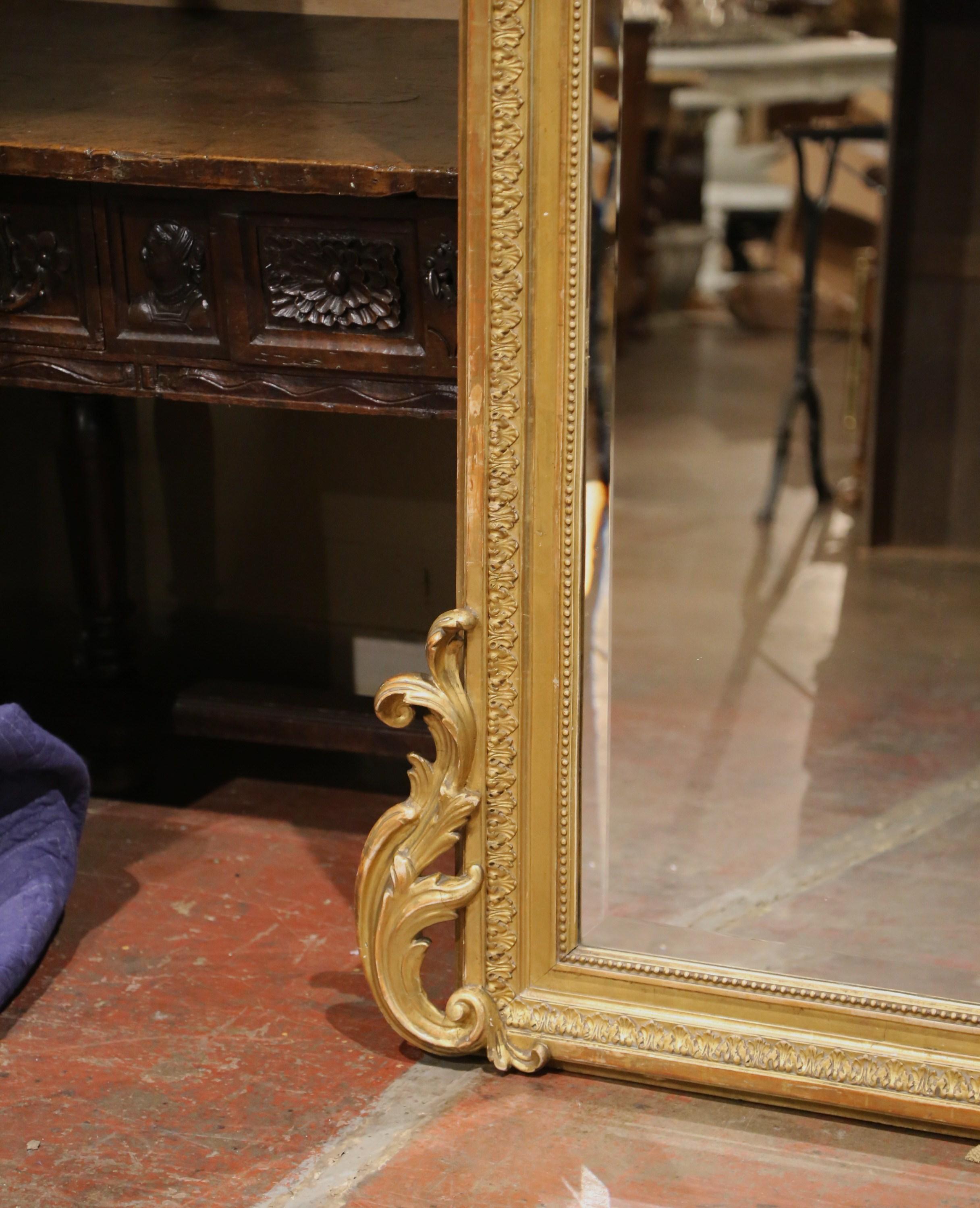 Legno dorato Specchio da parete o da camino francese Luigi XVI del XIX secolo, intagliato in legno dorato e smussato in vendita